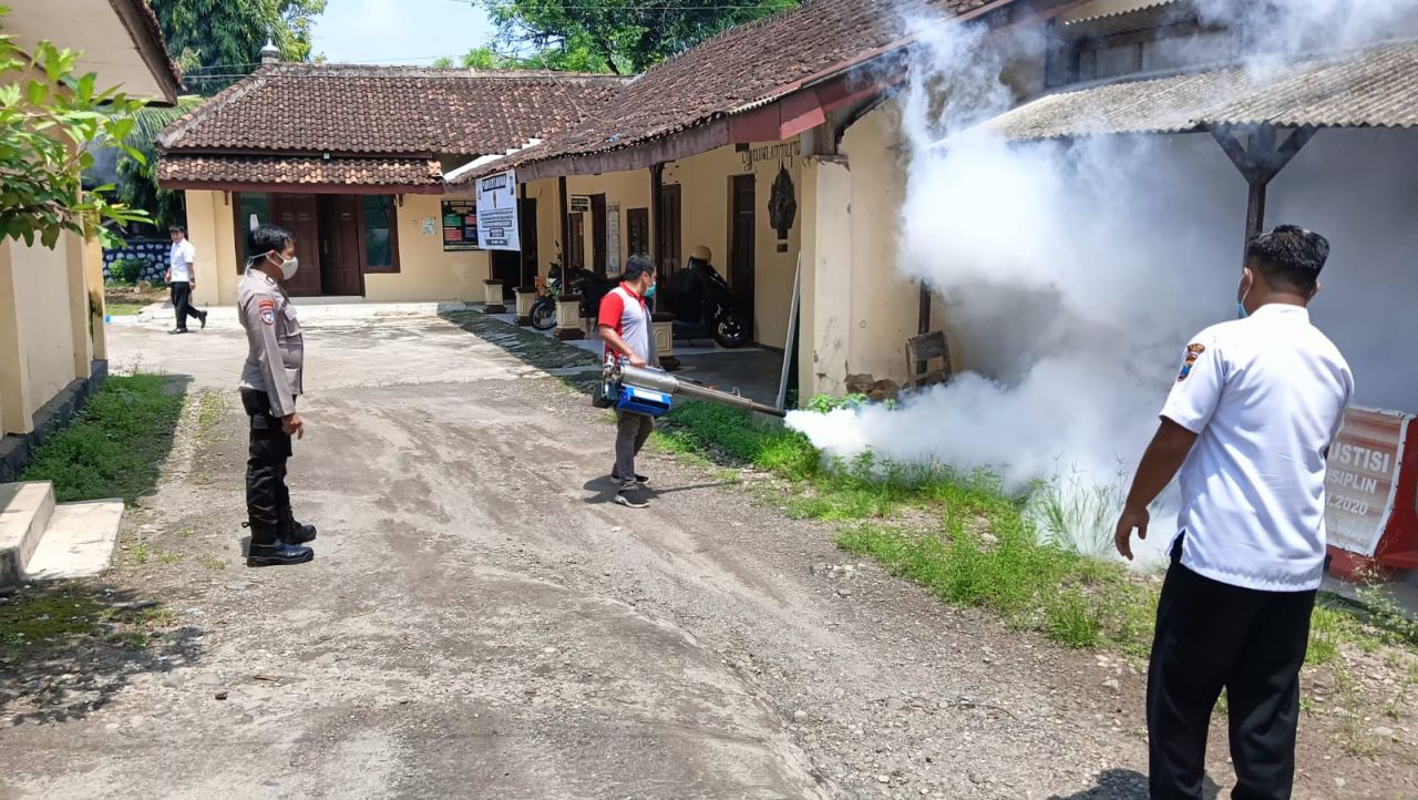 Cegah DBD Polisi Lakukan Fogging