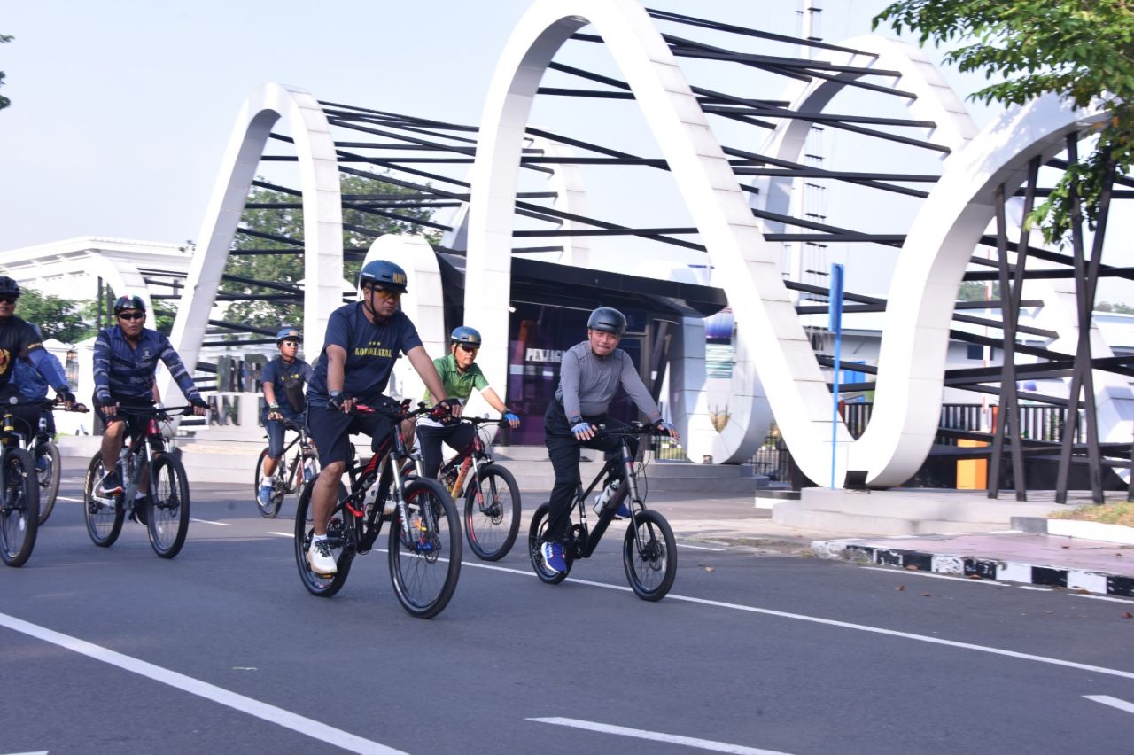 Warnai Hardikal Ke-78, Gowes Navy Fun Bike 15 Km Keliling Markas TNI AL