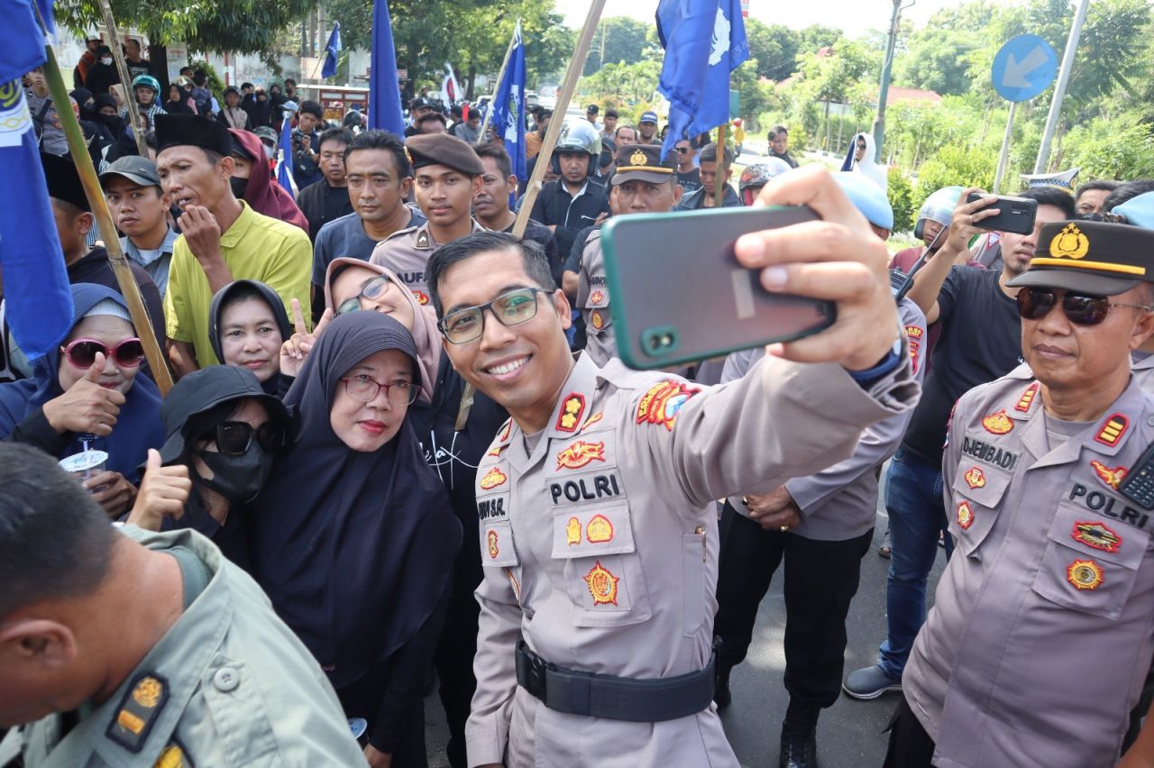 May Day Kapolres Situbondo Diserbu Emak-Emak Minta Selfie