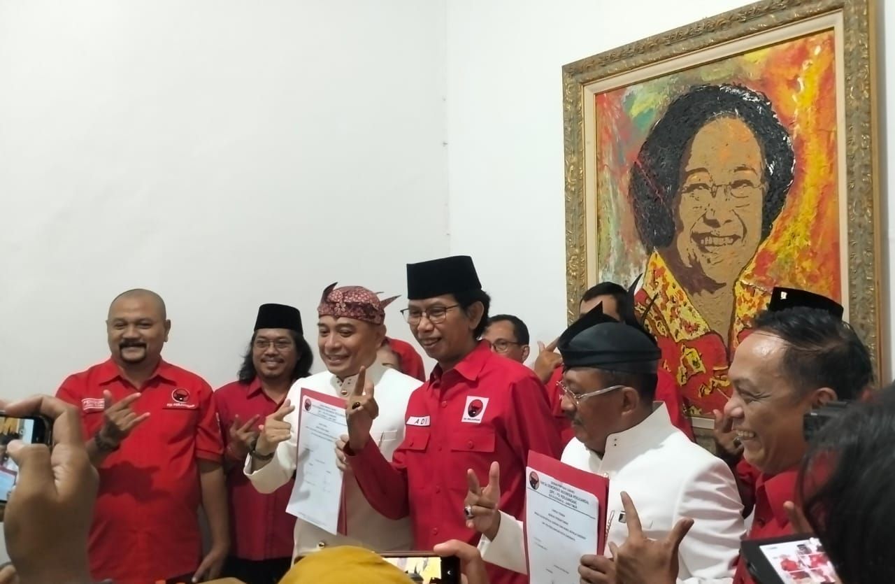 Eri Cahyadi dan Armuji saat daftar cawali dan wawali di PDI perjuangan Surabaya