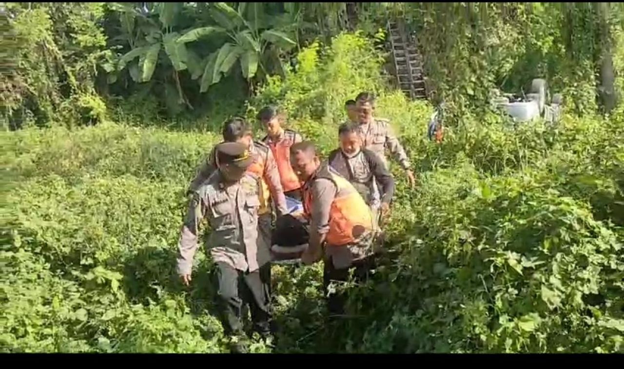 Hilang Kendali Kijang Innova Terjun ke Jurang