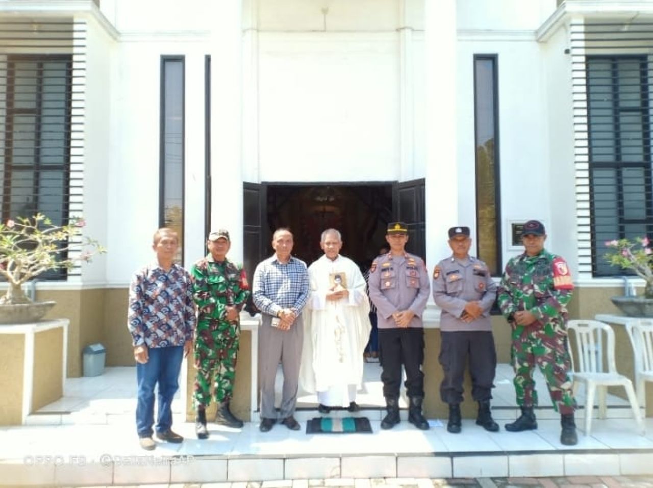 Kenaikan Isa Al-Masih, Babinsa Kamal Lakukan Pengamanan Ibadah