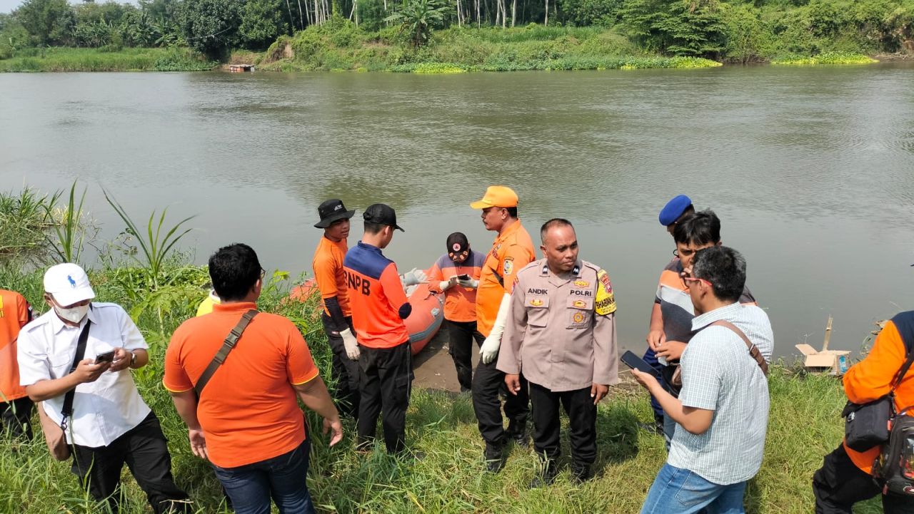 Evakuasi Korban Hanyut di Sungai Brantas 