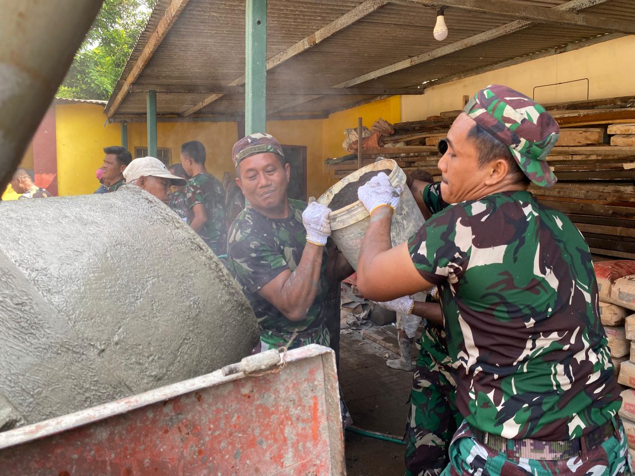 Karya Bakti dan Pengecoran Atap Masjid At-Taqwa