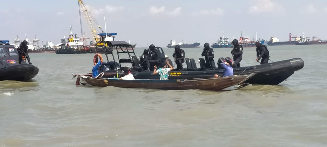 Ditpolairud Polda Jatim Sisir Perairan Selat Bali