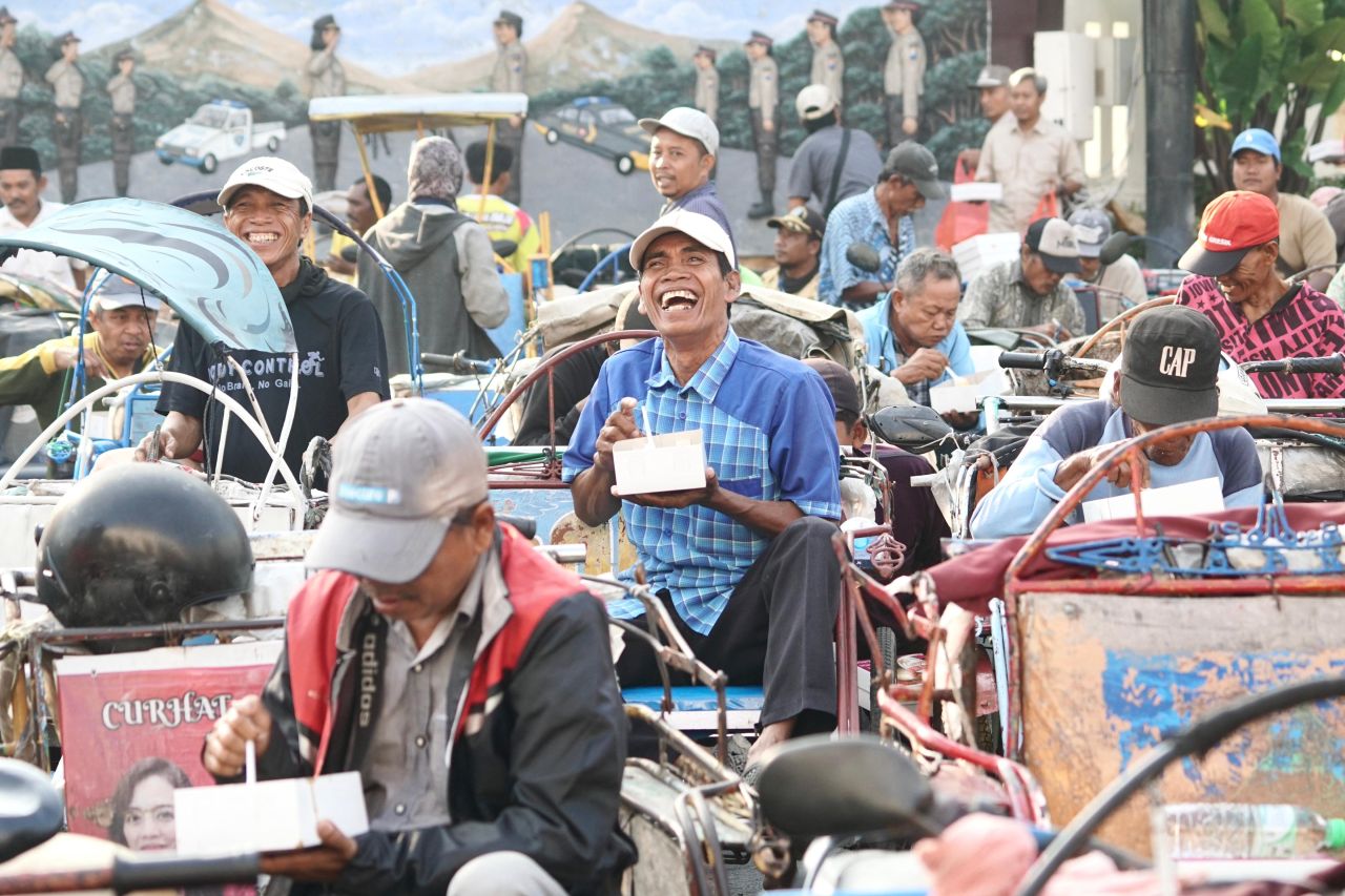 Pasma Royce Sarapan Bareng dan Berbagi Sembako Dengan Abang Becak