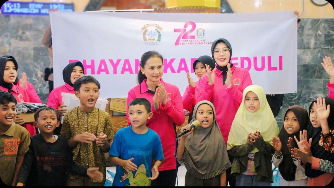 Ketum Bhayangkari Hibur Anak-anak Pengungsi Banjir Bandang Sumbar