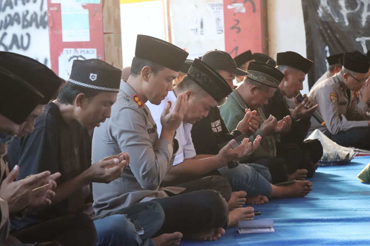 Doa Bersama di Pintu 13 Stadion Kanjuruhan Malang 