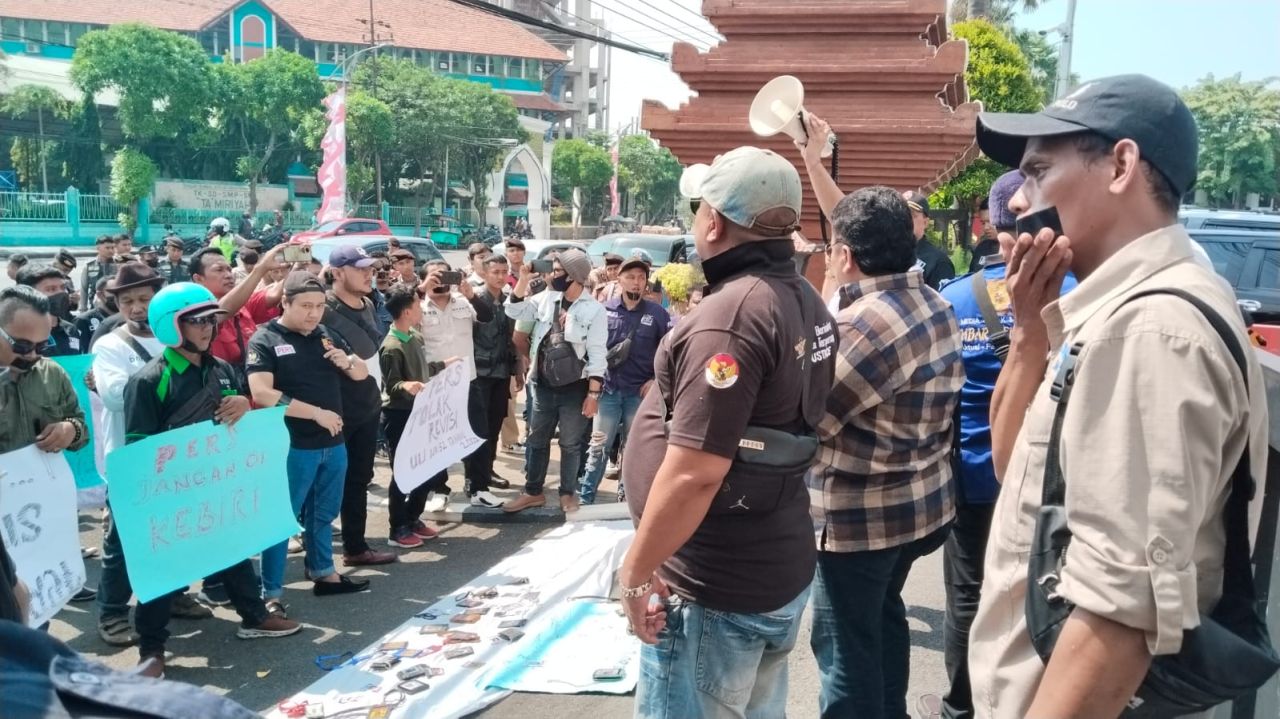 Tolak RUU Penyiaran, Puluhan Jurnalis Demonstrasi di Depan Gedung DPRD Jatim 