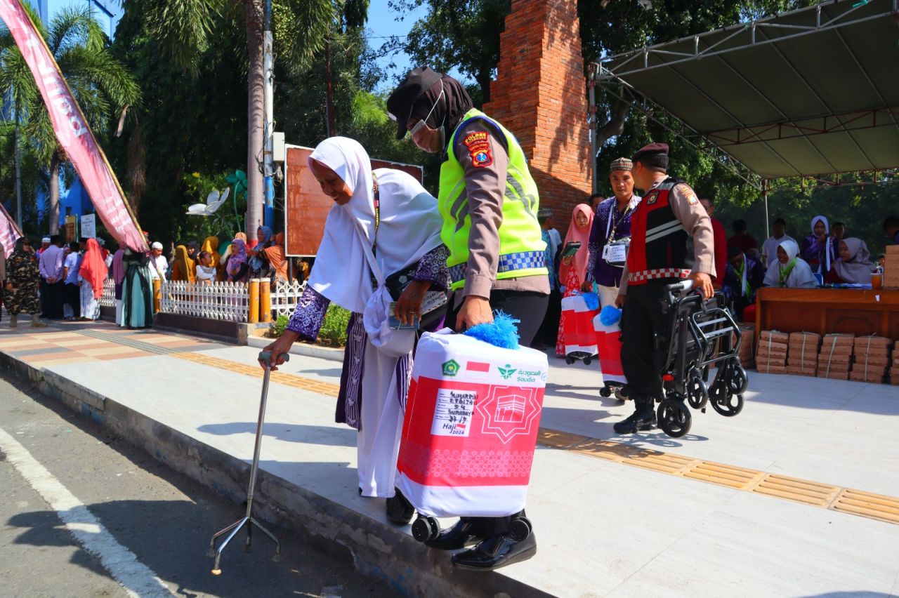 Terjunkan Ratusan Personel Bantu Pemberangkatan Calan Jamaah Haji 