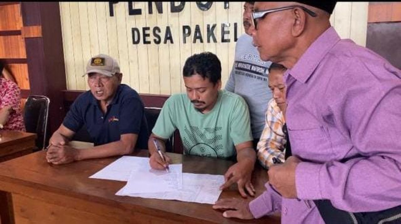 Polresta Banyuwangi dan PT Bumisari Bagikan Tali Asih untuk Warga Pakel