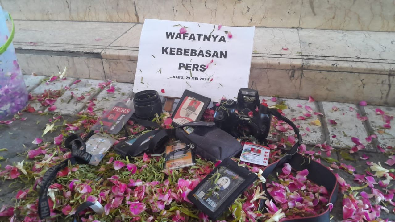 Jurnalis dan Mahasiswa Surabaya Tolak RUU Penyiaran 