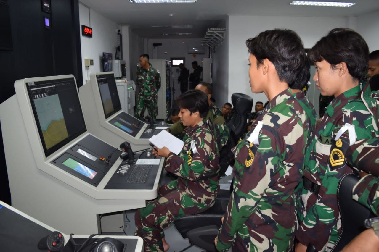 Siswa Pusdiklek Kodiklatal Berlatih Teknologi Sistem Kendali Senjata  