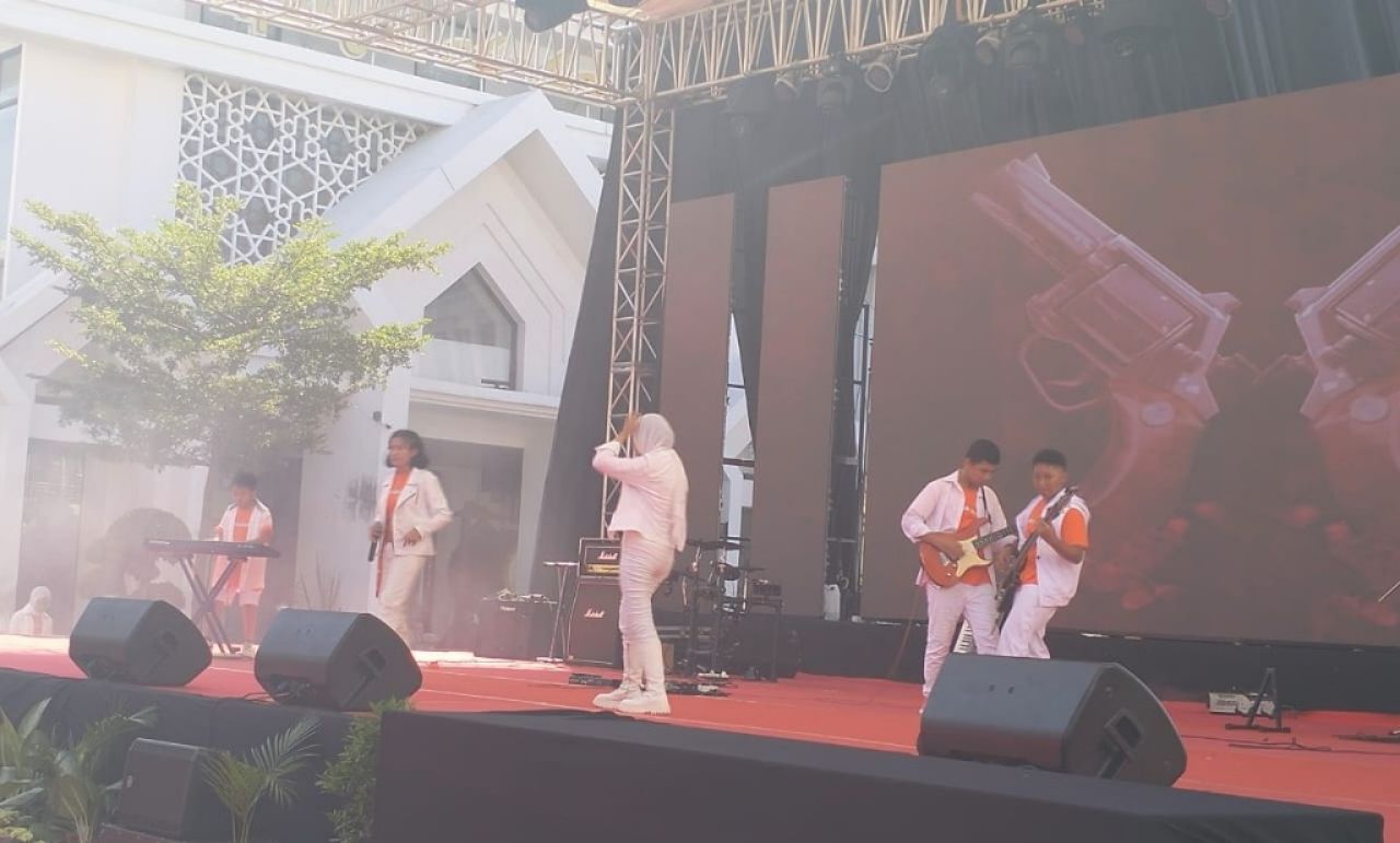 Konser musik depan Masjid As Sakinah kompleks Balai Pemuda