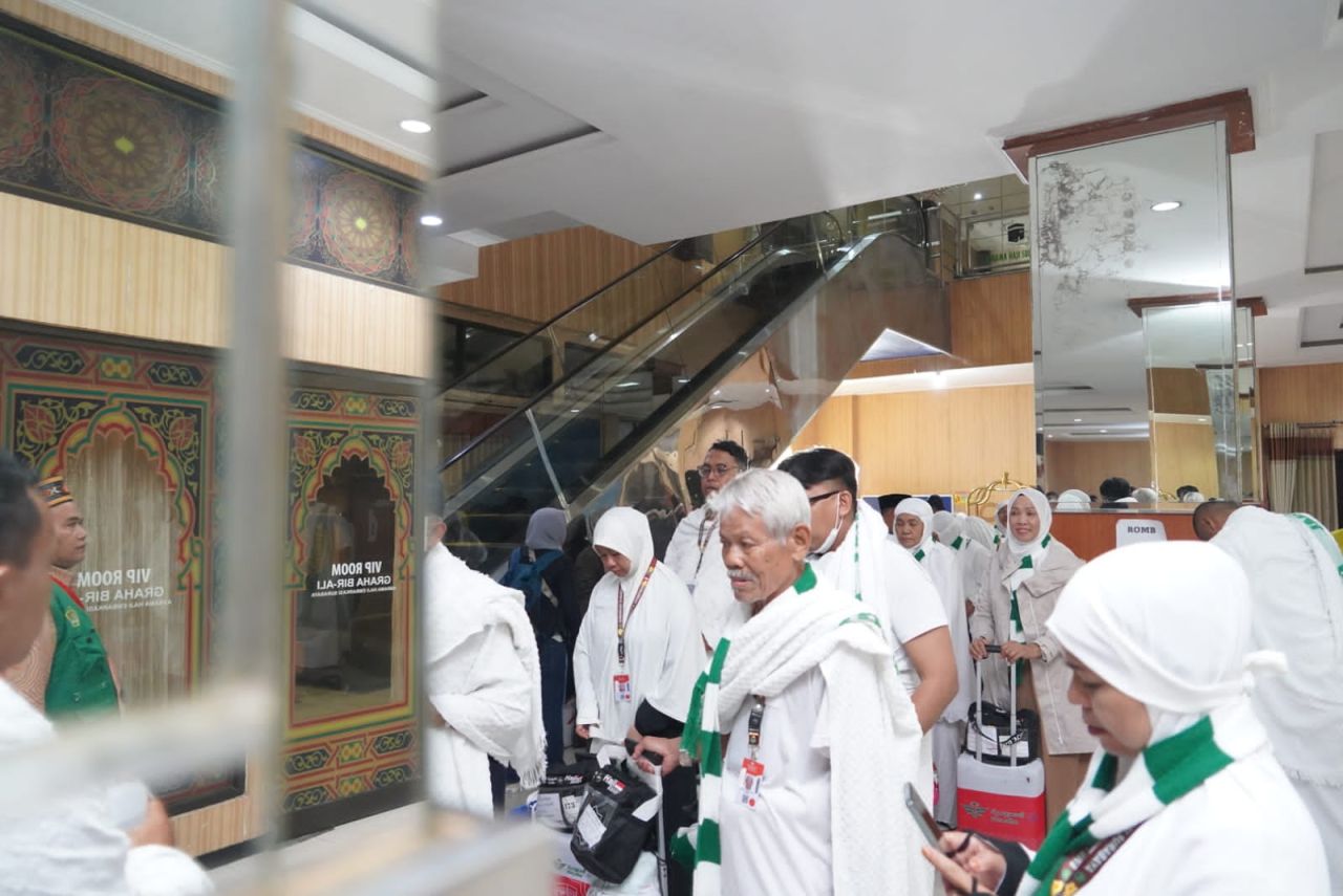 Kakanwil Kemenag Bali Lepas Kloter 71 di Asrama Haji Embarkasi Surabaya