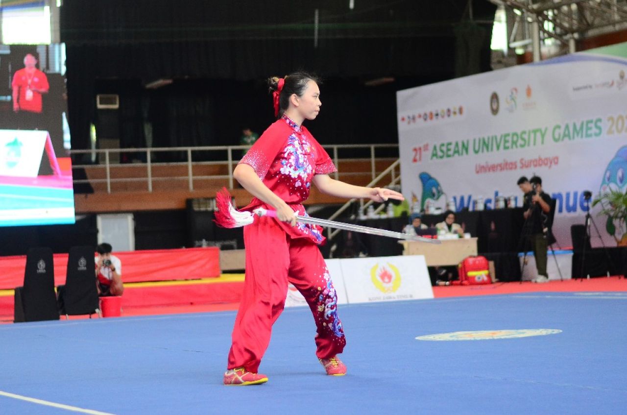 Hari Pertama Asean University Games 2024, Tiga Mahasiswa Ubaya Berjaya di Cabang Olahraga Wushu