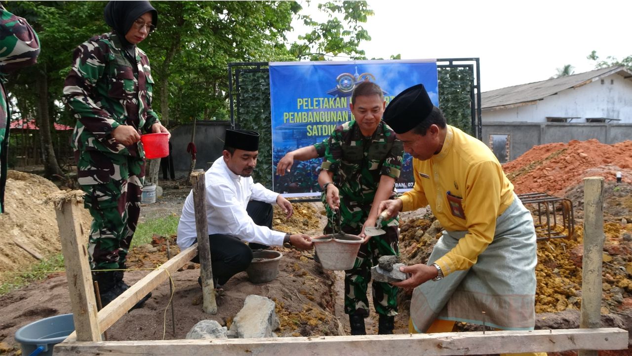Peletakan Pondasi Pembangunan Masjid Satdik - 1 Kodiklatal