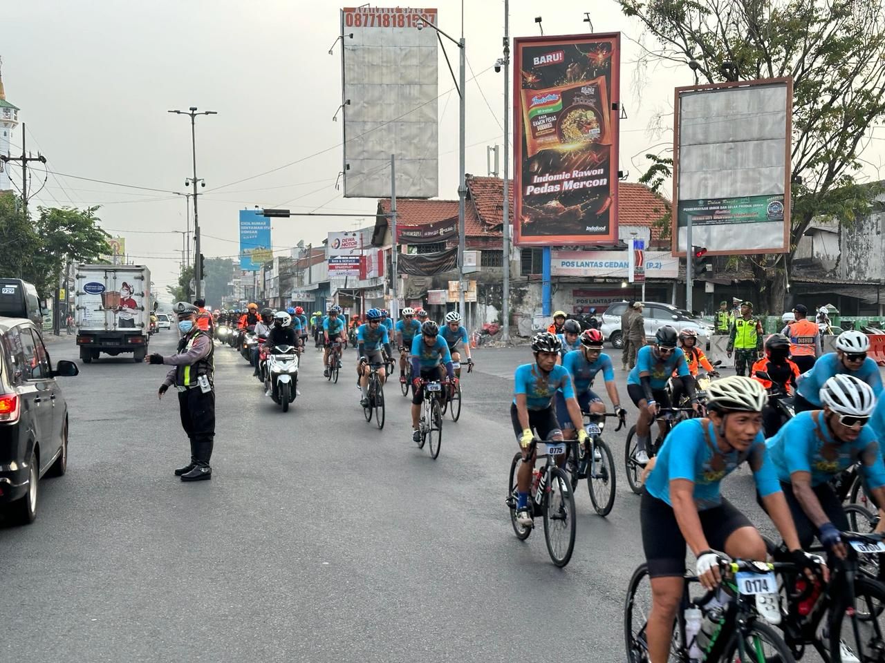 Peserta tour de paderman saat melintas di Sidoarjo