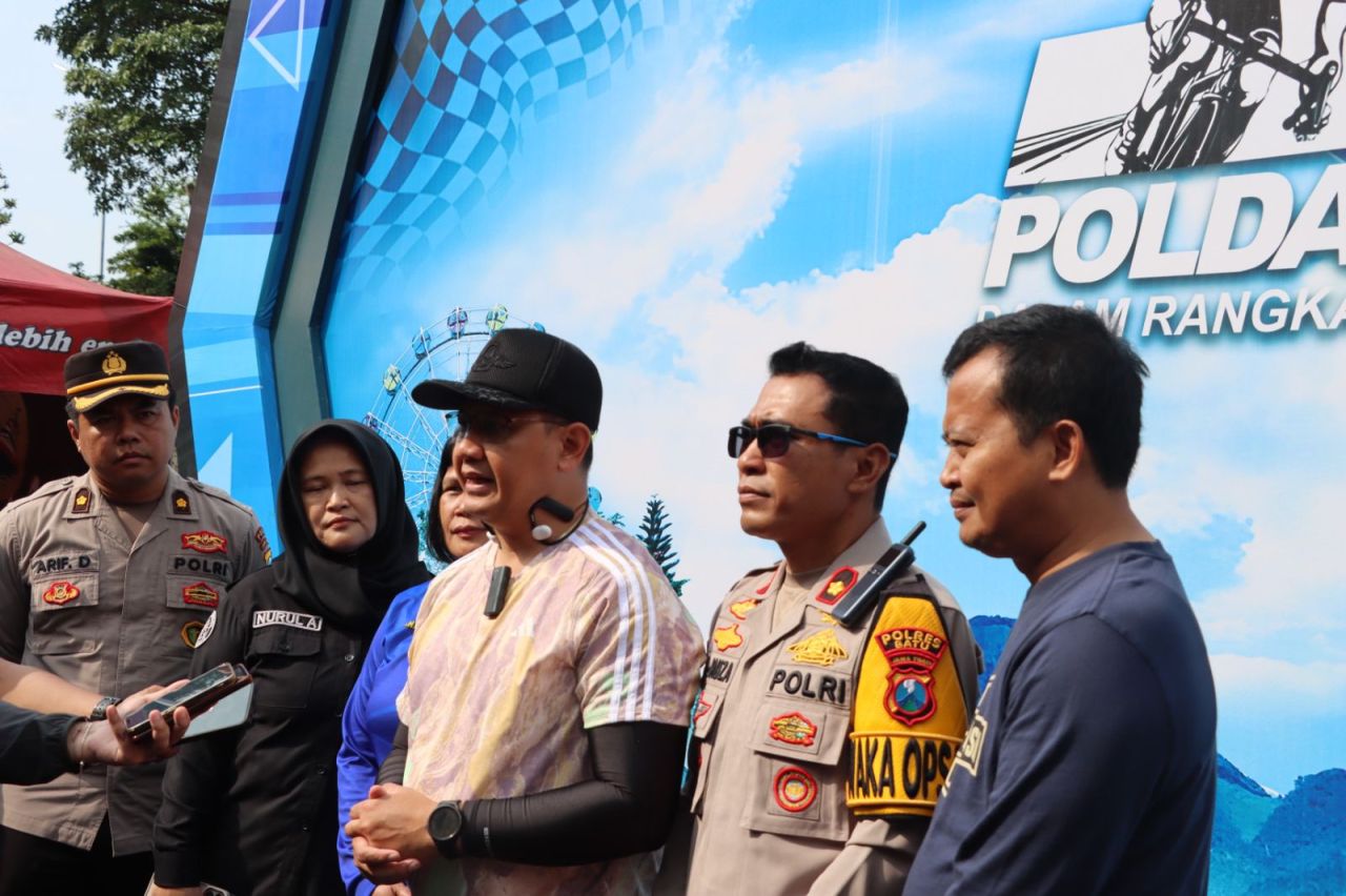 Pj Wali Kota Batu Aries Agung Paewa disela-sela Tour de paderman