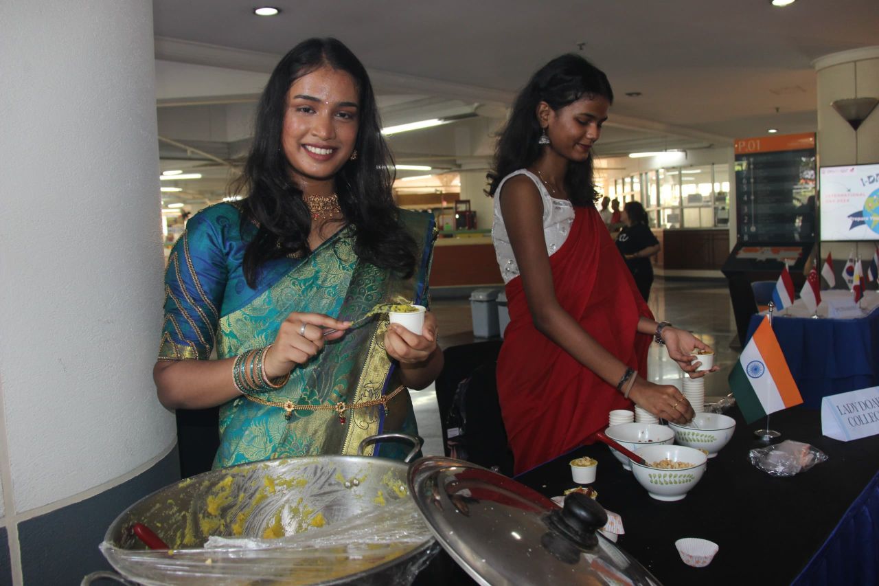 Gayathri Senthilnathan (Saree hijau) dan Manasa Ammaiyappan (Saree merah) saat menyiapkan makanan Kesari baat bagi pengunjung di I-DAY 2024.