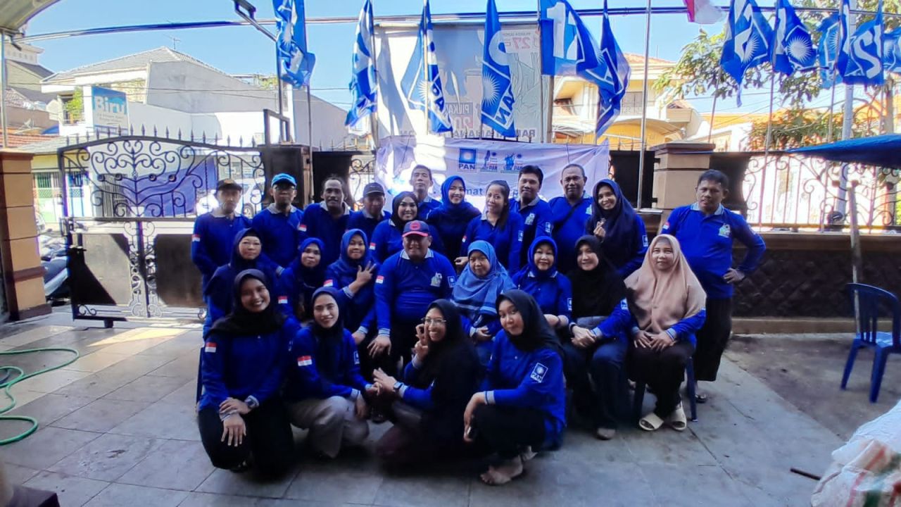 Kader PAN Surabaya disela-sela pemotongan hewan kurban