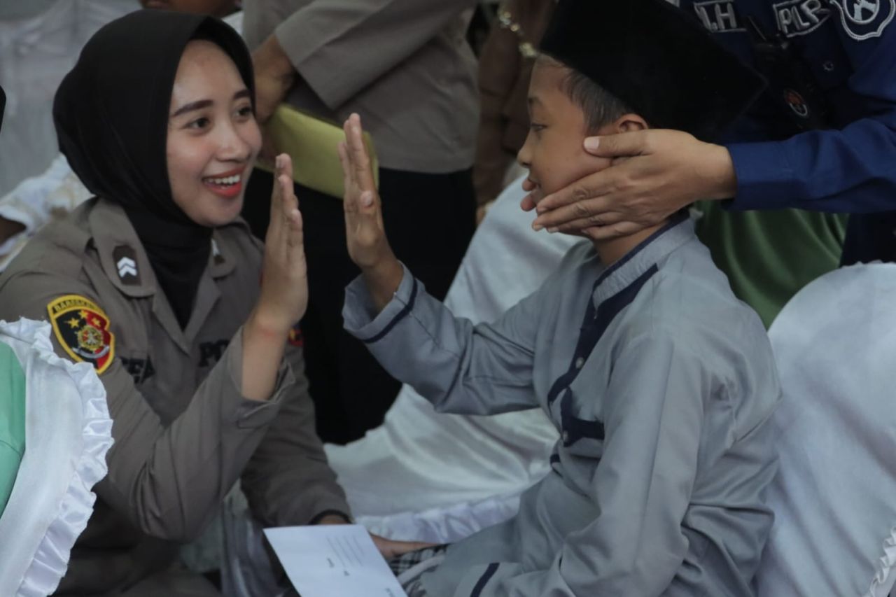 Sambut Hari Bhayangkara ke-78, Polwan Polres Mojokerto Gelar Bakti Kesehatan