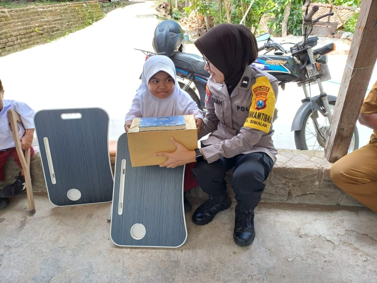 Polwan Polres Ponorogo Peduli Kaum Difabel