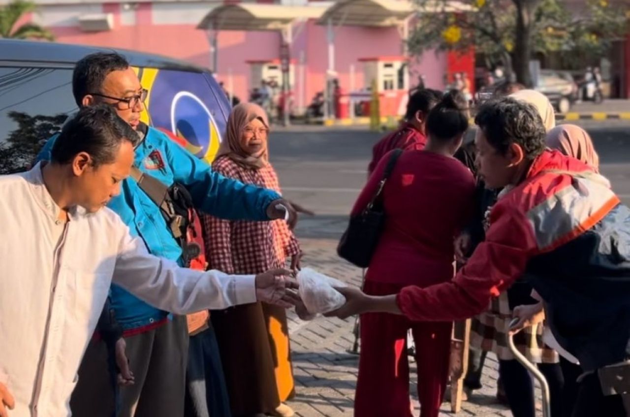 NasDem bagikan daging kurban