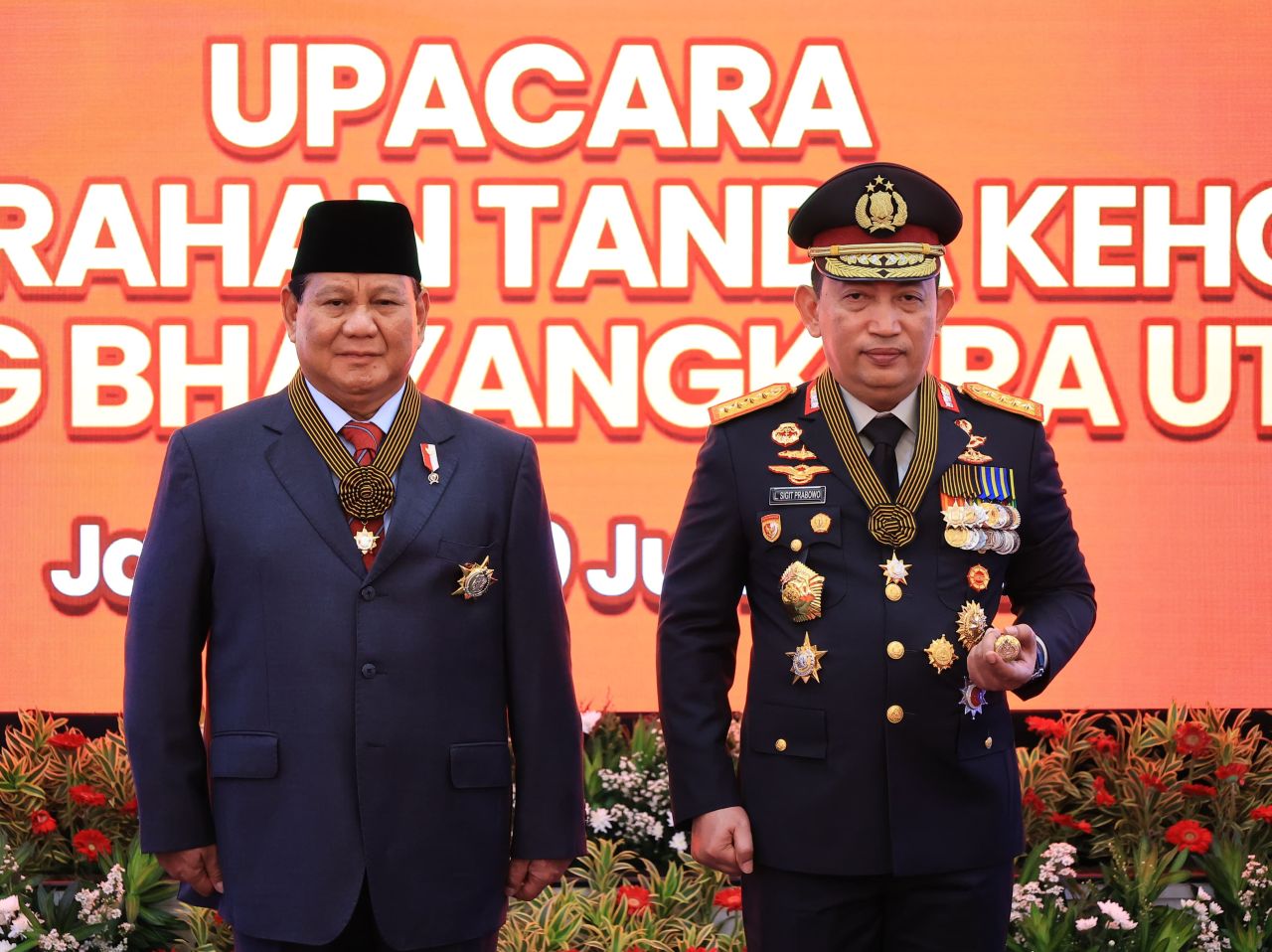 Menhan Prabowo Terima Penghargaan Tanda Kehormatan Bintang Bhayangkara Utama Polri