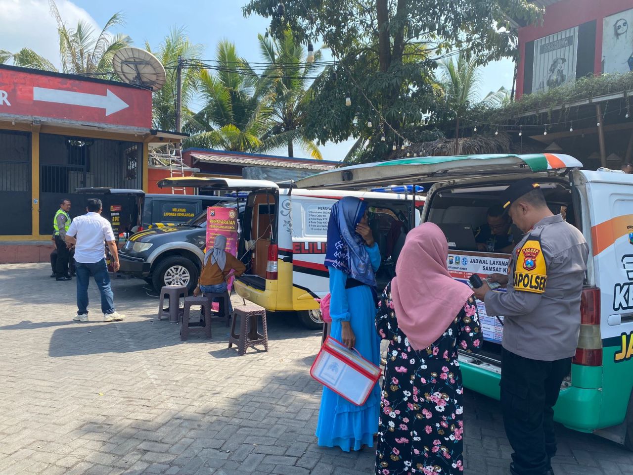 Polres Jember Polda Jatim bersama Dinas Kependudukan Kabupaten Jember gelar pelayanan Publik di pelataran dira shoping center kencong.(Ulum/SJP)