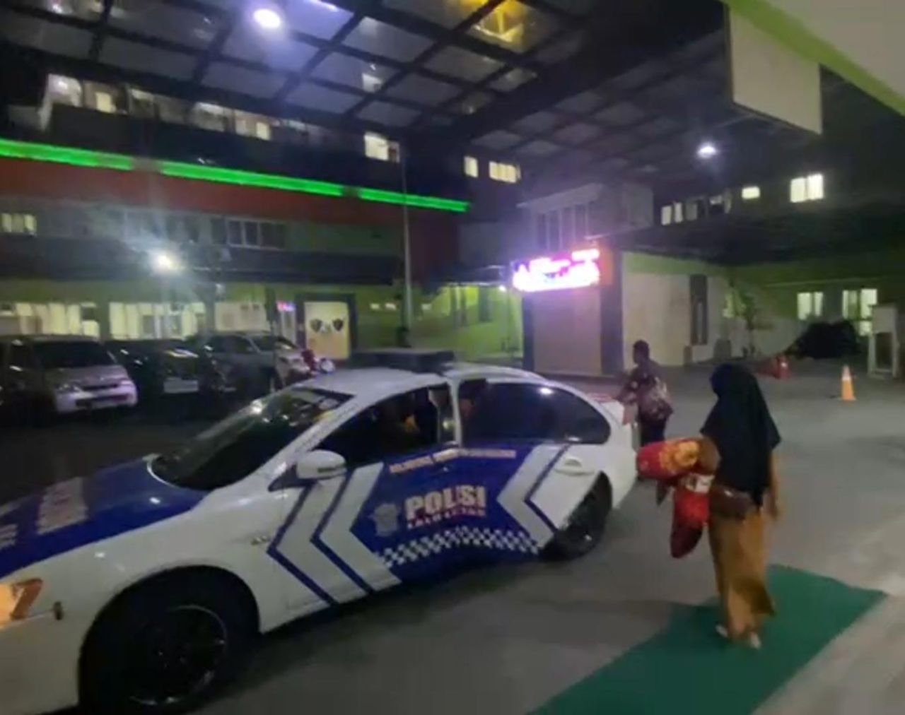 Polisi bawa perempuan yang mengalami pendarahan ke rumah sakit