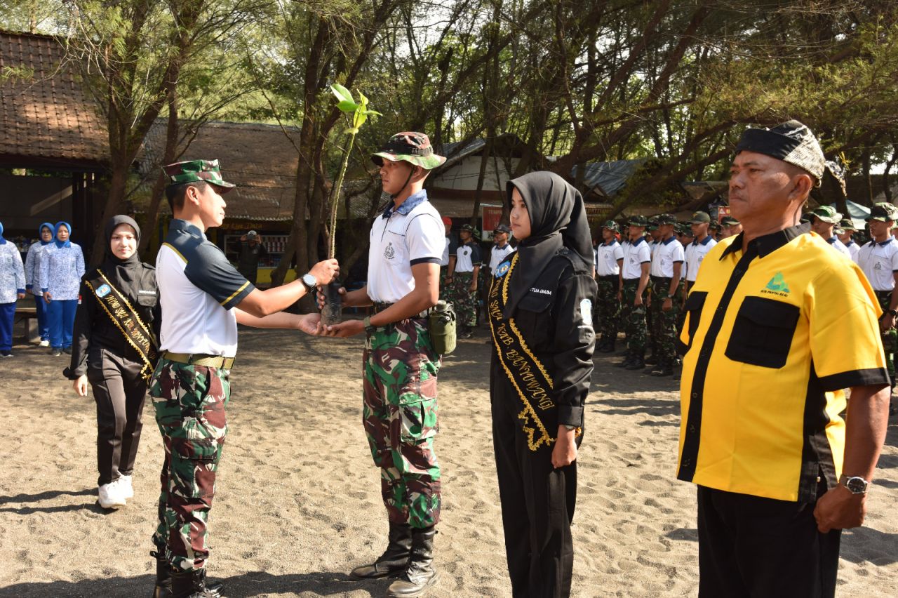 Tanam Mangrove Serentak Lestarikan Alam di Pantai Banyuwangi