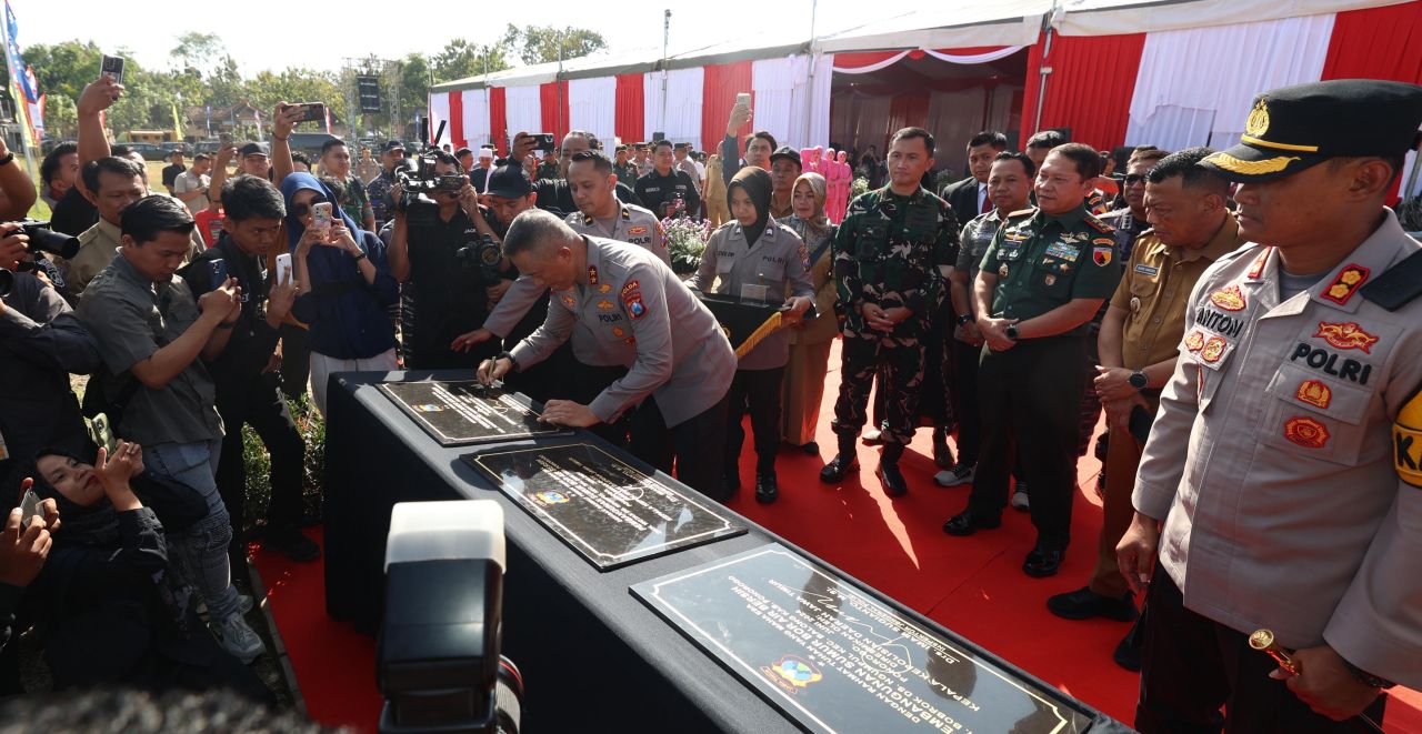 Polda Jatim saat melakukan Baksos dan Bakti Kesehatan Bakkes untuk mendung pertumbuhan percepatan ekonomi inklusi