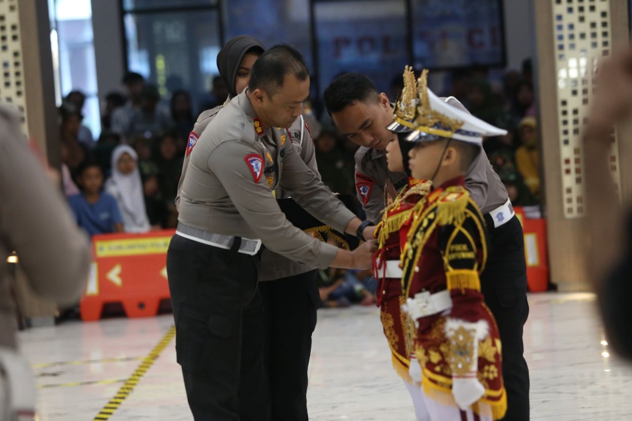 Finalis Lomba Polisi Cilik Wakapolda Jatim Serahkan Tiga Trophy