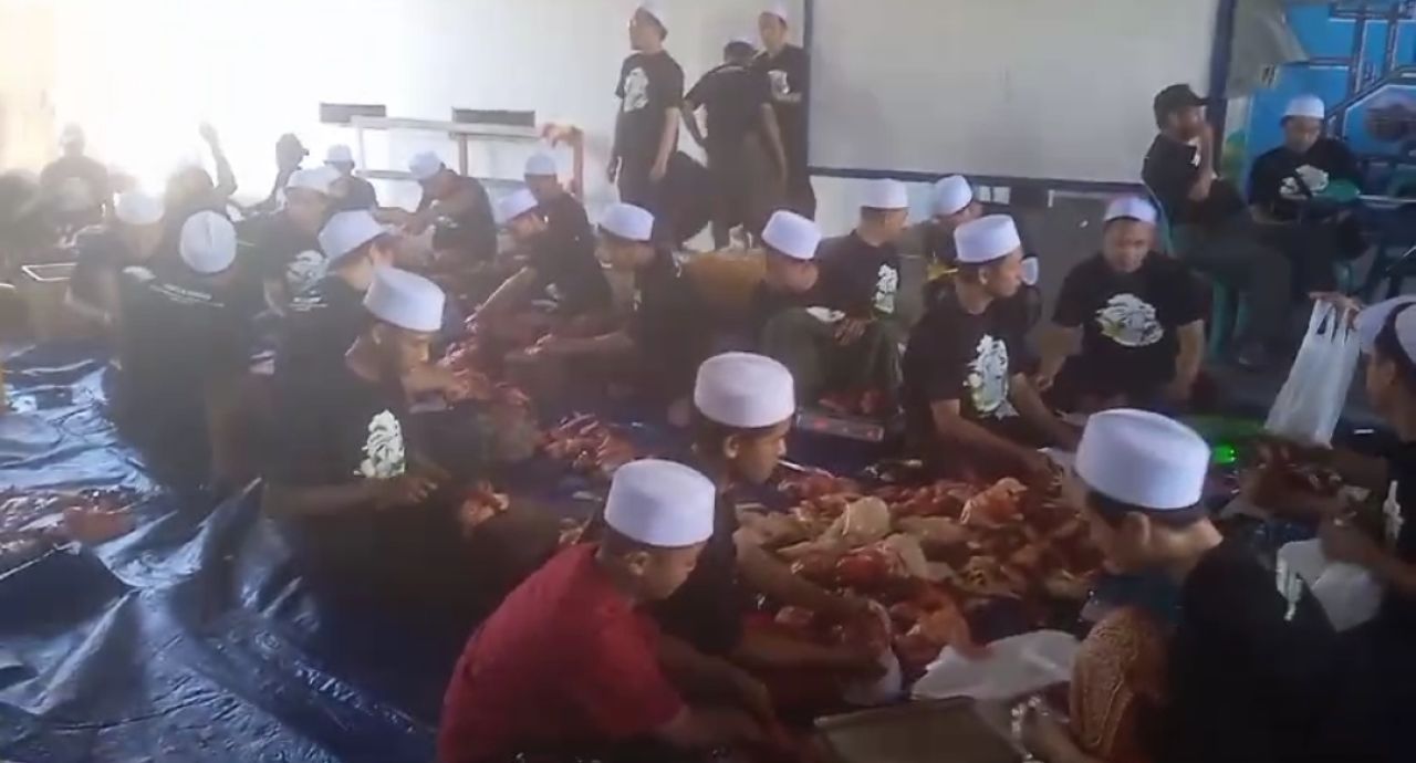 Sembelih 119 Hewan Kurban, Ponpes Al Fitrah Kedinding Ajarkan Santri untuk Berbagi