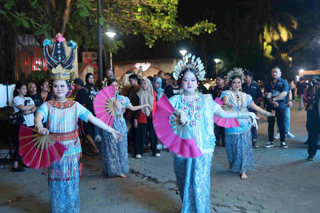 Tarian Empat Etnis membuka seremoni Opening Booth FIFGROUP Jelajah Kota Makassar di event F8