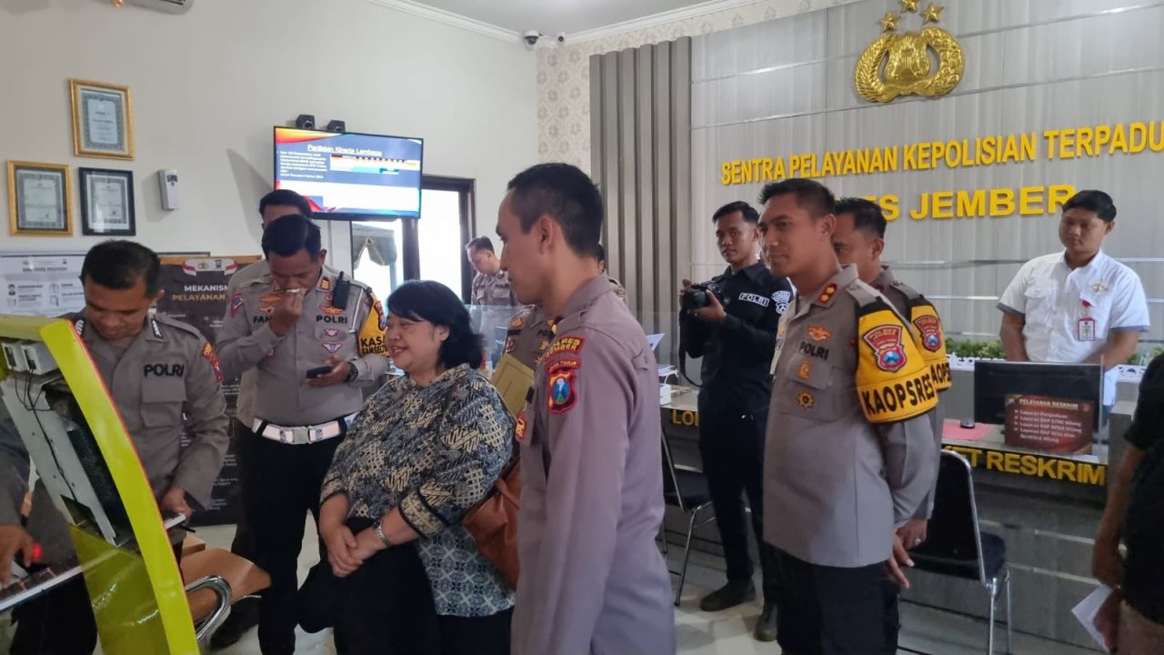 Kompolnas saat mengunjungi Polres Jember