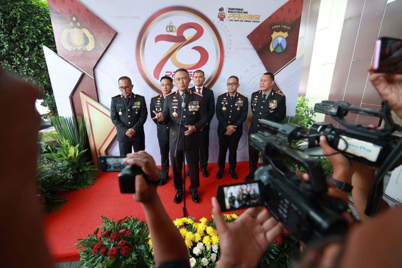 Kapolda Jatim bersama jajaran