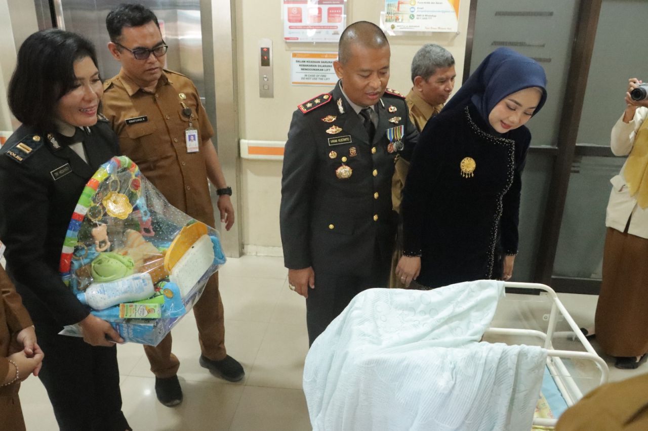 Tiga bayi lahir mendapatkan kado