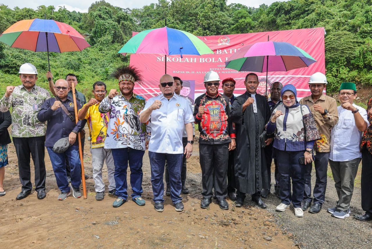 peletakan batu pertama SMK Papua Bangkit dan pendirian Sekolah Sepak Bola Kaki Belanda