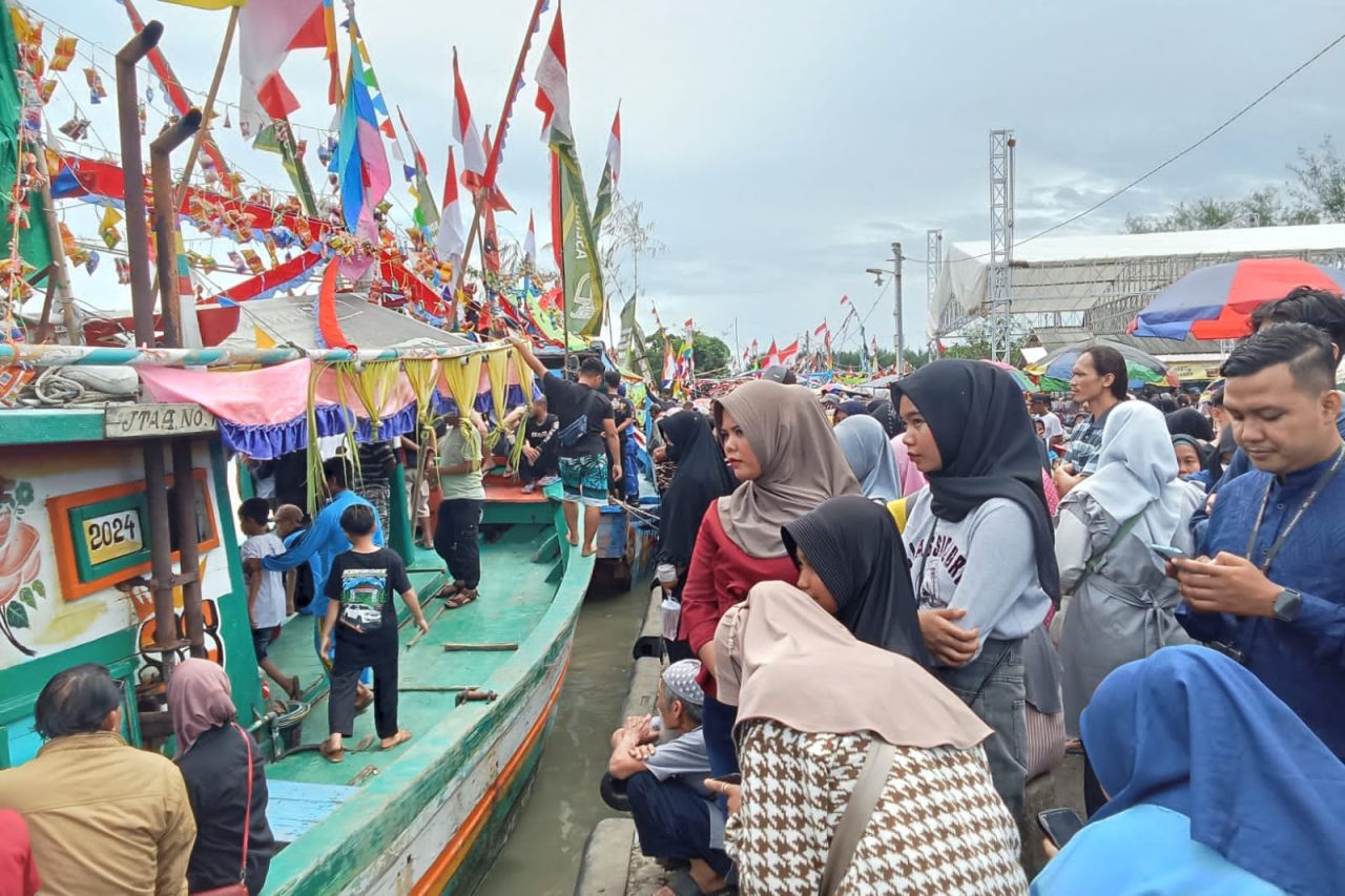 Larung Sesaji Ke Laut Di Padati Ribuan Masyarakat Pemalang