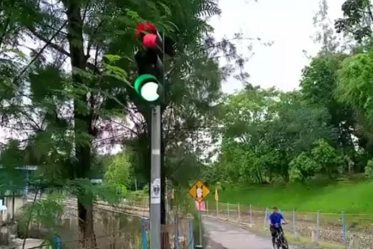 Lampu merah di atas bendungan Sungapan Pemalang (foto Ragil)