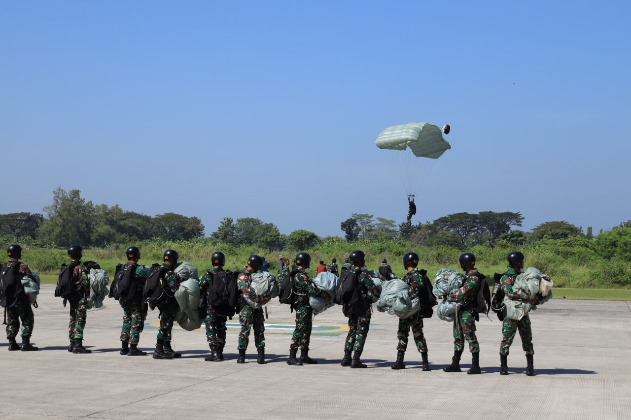 41 Siswa Diktaifib Terima Brevet Terjun Free Fall