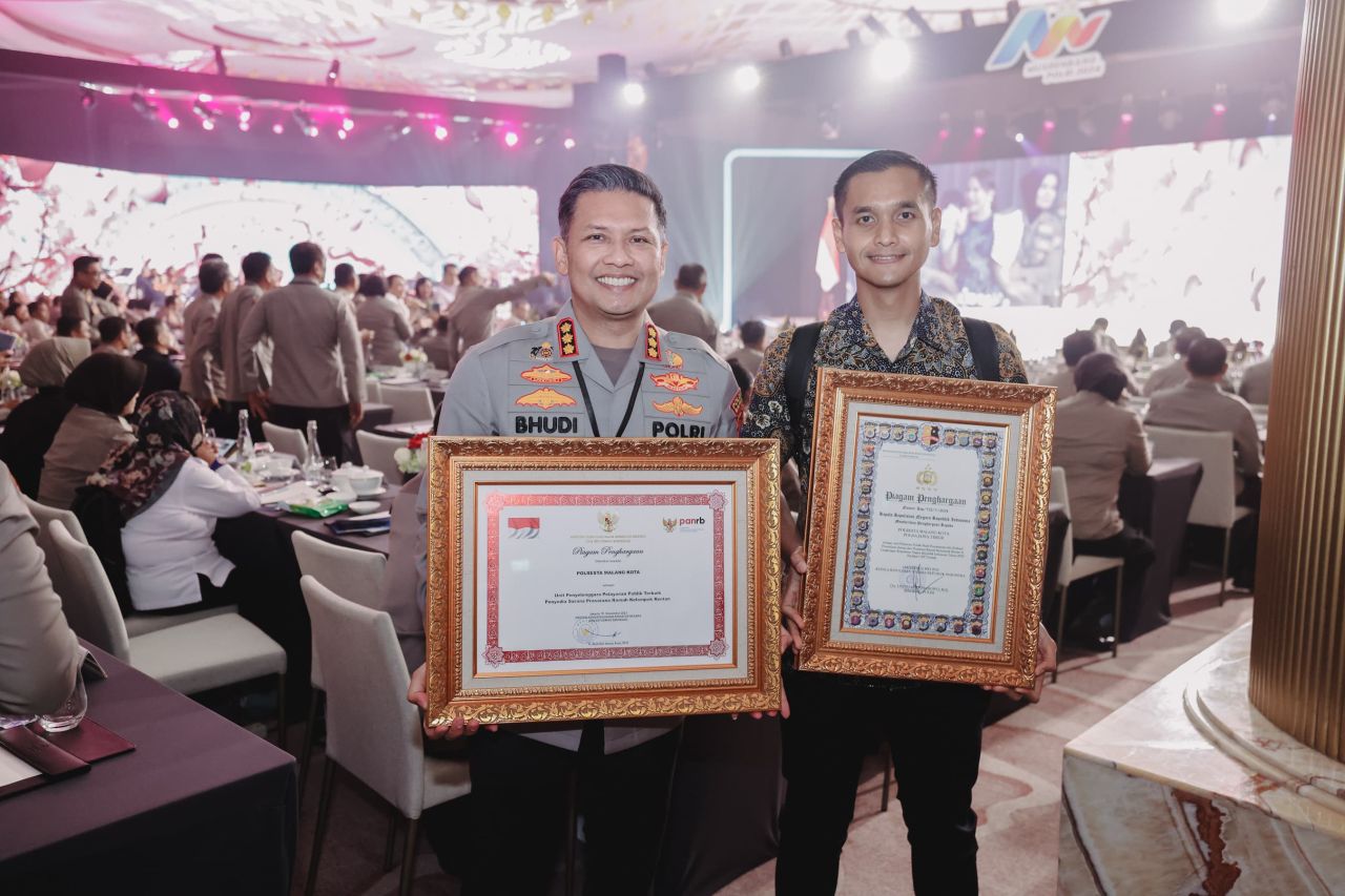 Polresta Malang kota saat menerima penghargaan