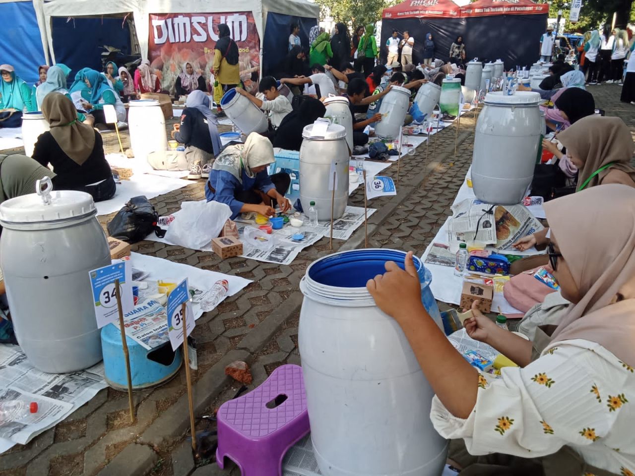 kreativitas warga melukis tong sampah