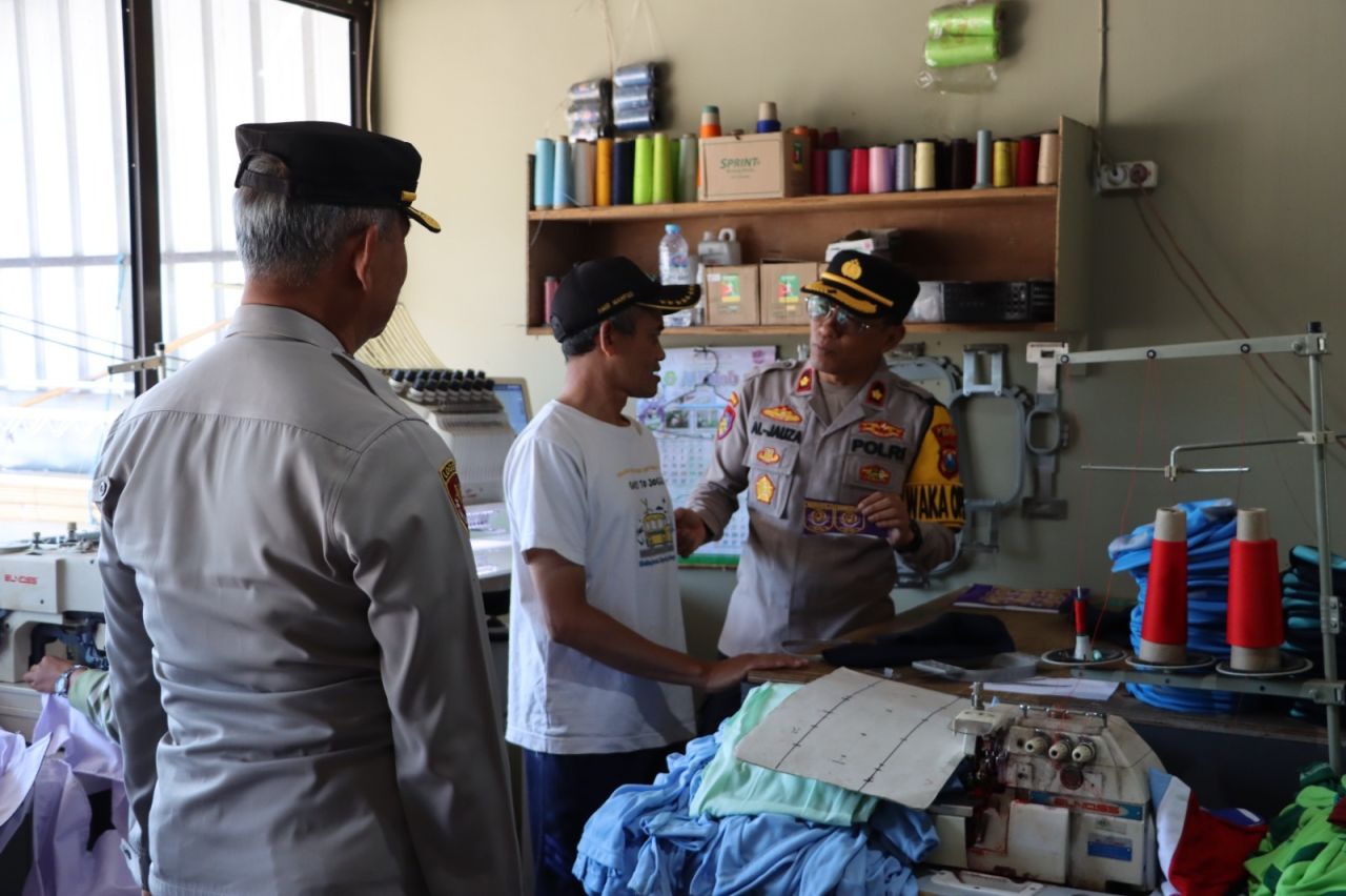 Mahasiswa KKN IPB bersama jajaran Polres Batu