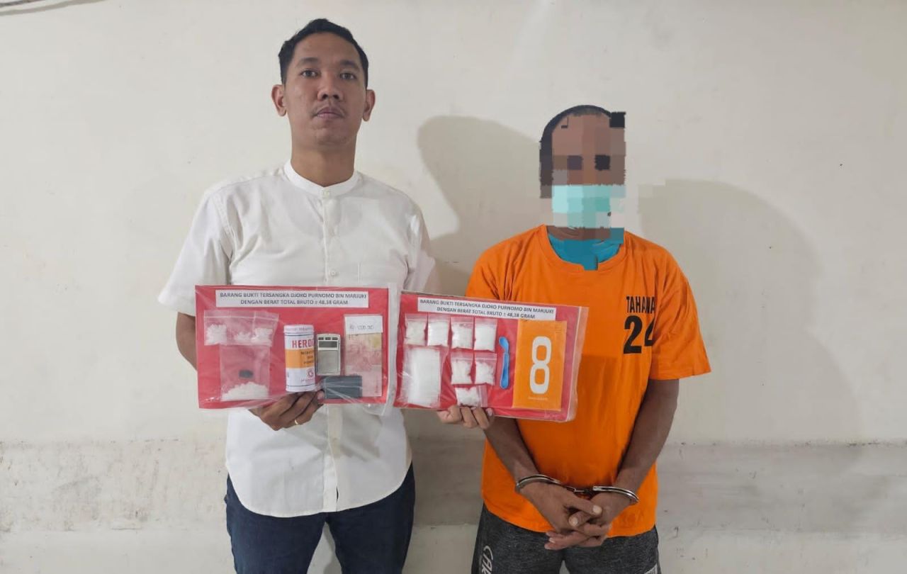 Polres Pelabuhan Tanjung Perak bersama BB yang didapat dari terduga pelaku pengedar sabu