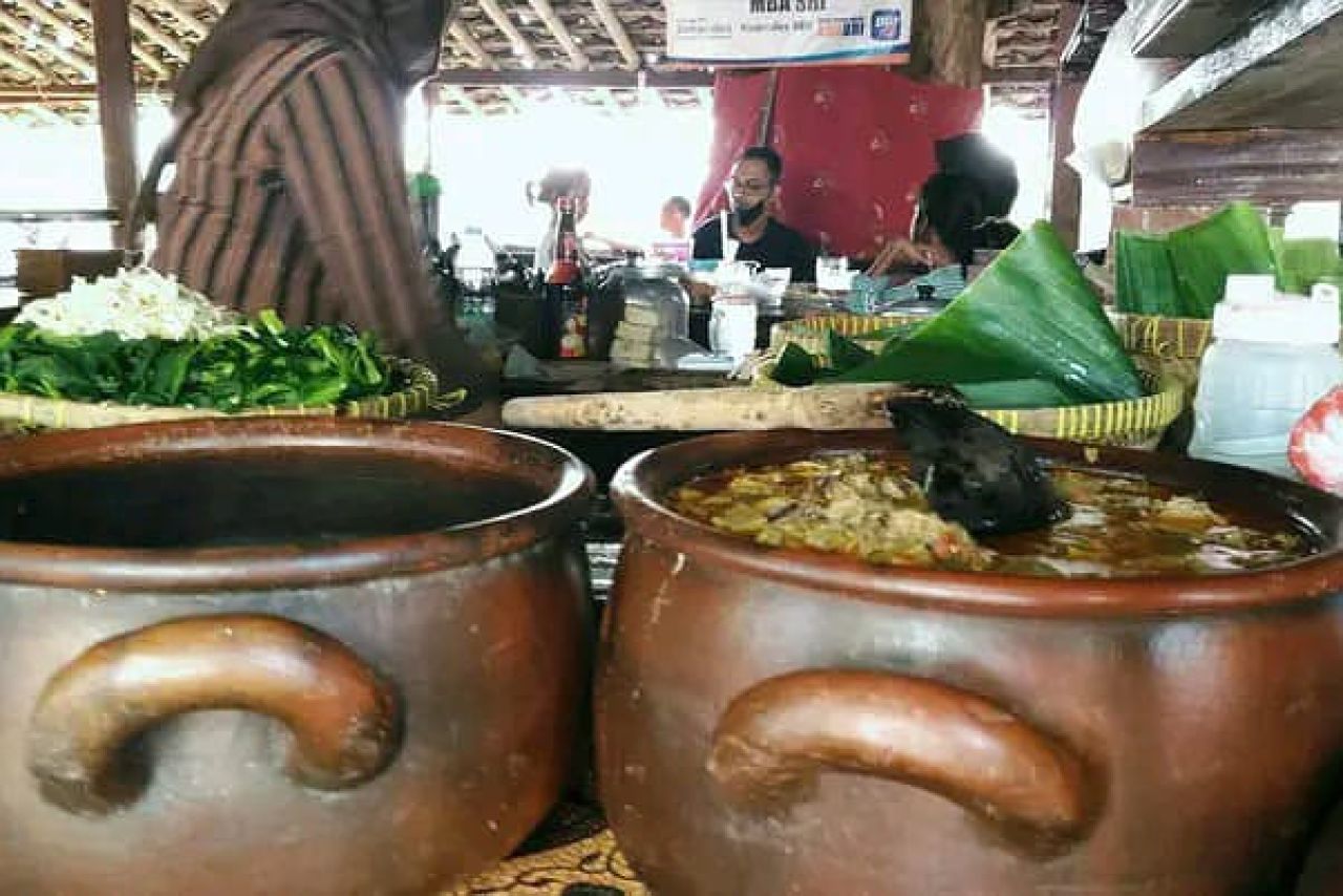 Warung Makan Tengah Hutan Penggarit (foto Ragil)