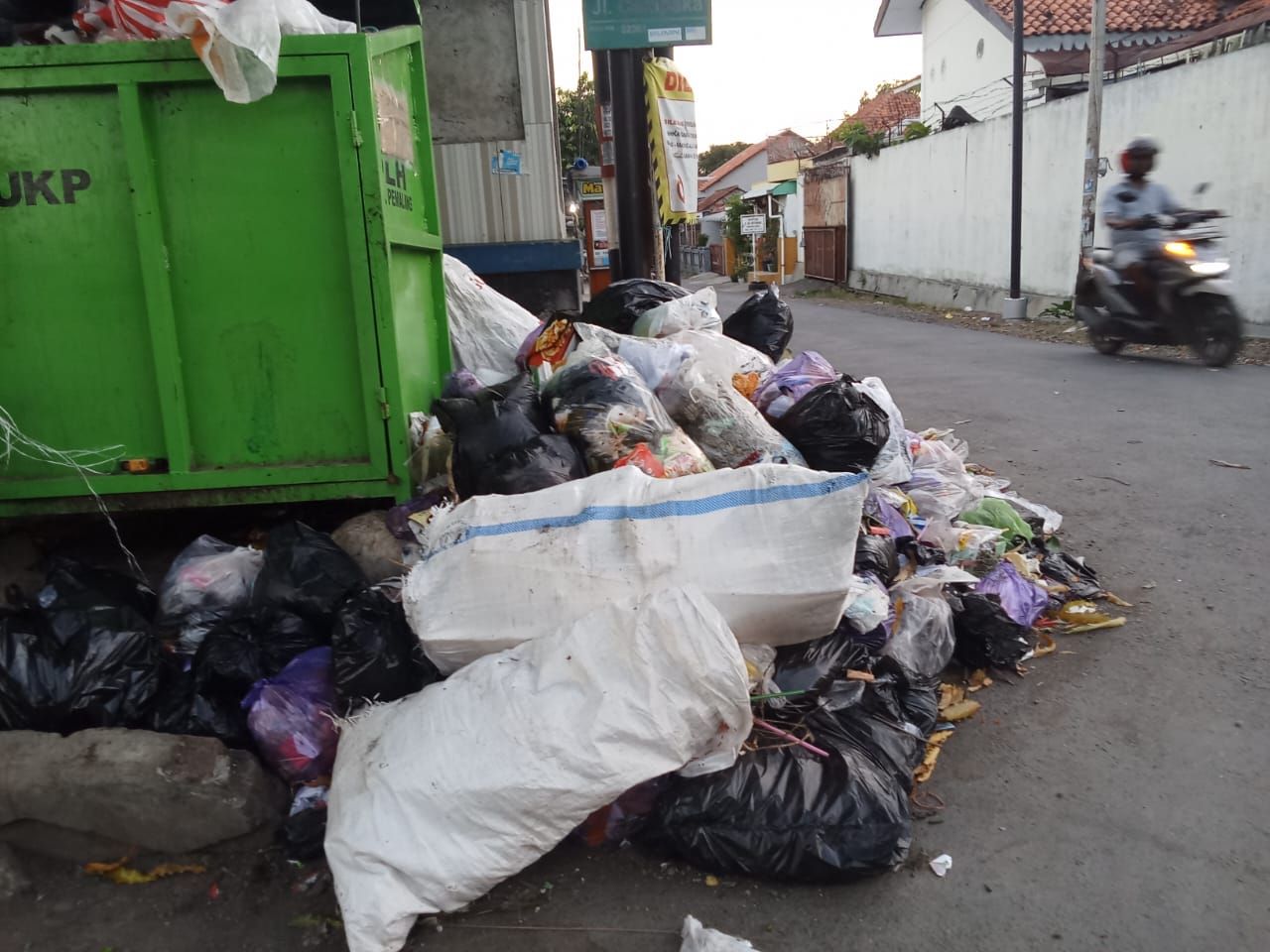 Tumpukan sampah di Jalan Sudirman Pemalang (foto Ragil)