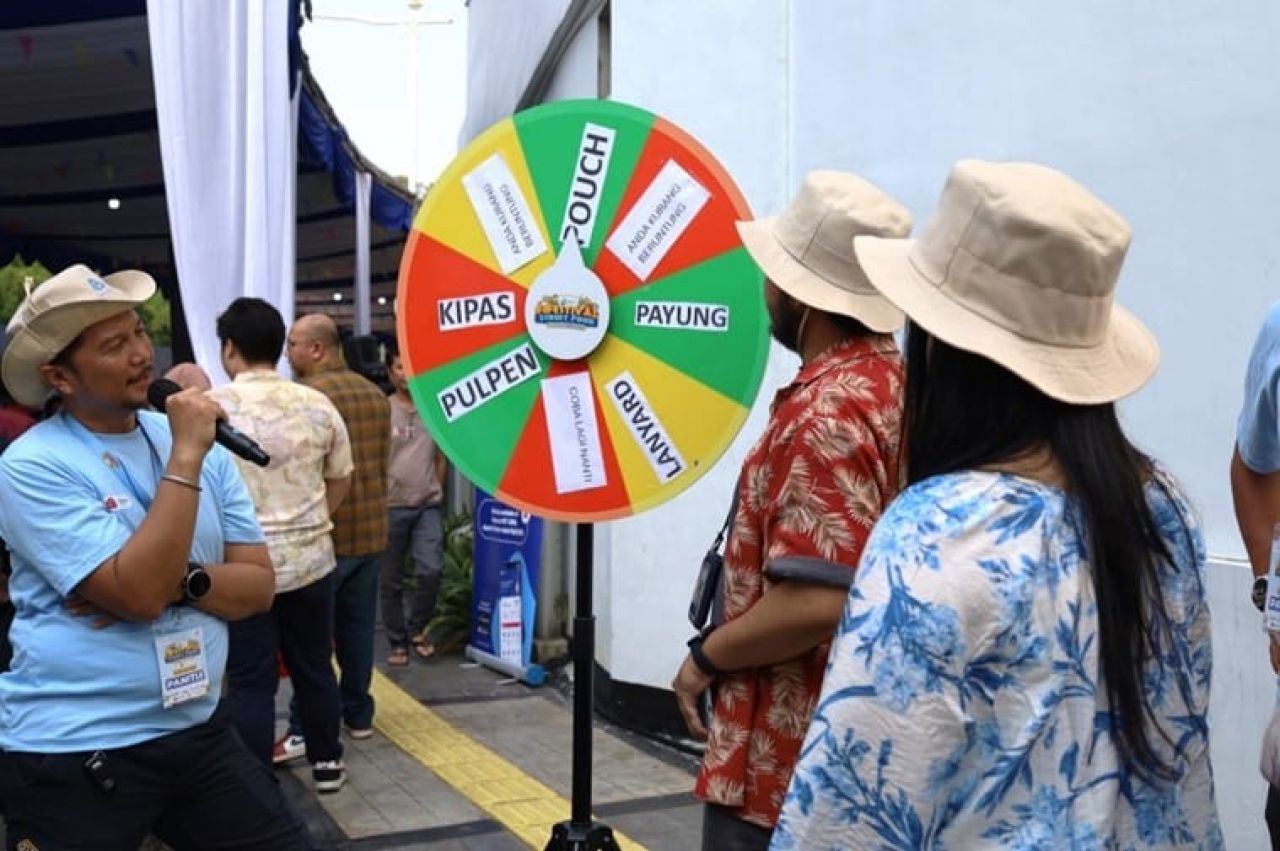 Keseruan pengunjung saat berpartisipasi dalam permainan berhadiah di FIFestival Street Food 2024.